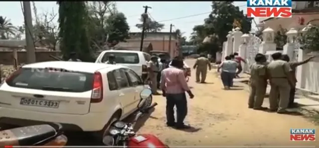 ନବରଙ୍ଗପୁରରେ ଦିନ ଦ୍ୱିପହରରେ ଲୁଟ : କାର କାଚ ଭାଙ୍ଗି ୧୭ ଲକ୍ଷ ଟଙ୍କା ଲୁଟିନେଲେ ଦୁର୍ବୃତ