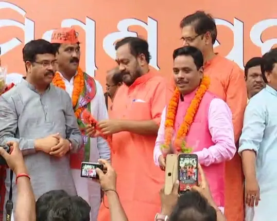 ମୋଦିଙ୍କ ପୂର୍ବରୁ ମିଶ୍ରଣ ପର୍ବ ! ଧର୍ମେନ୍ଦ୍ରଙ୍କ ଉପସ୍ଥିତିରେ ଦଳରେ ମିଶିଲେ ହାସ୍ୟ ଅଭିନେତା ହରିହର