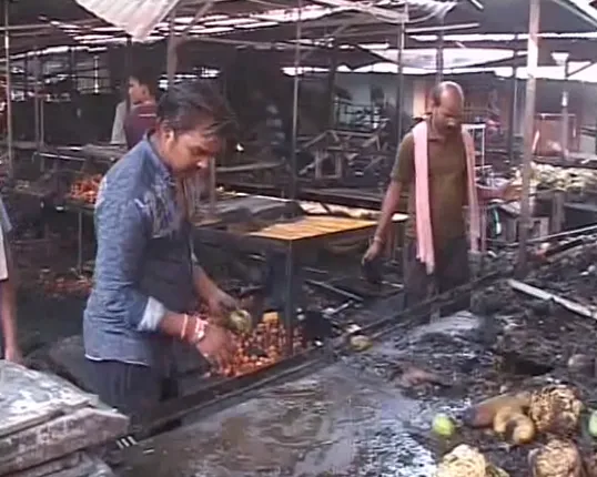 ସମ୍ବଲପୁର ଗୋଲବଜାରରେ ଭୟାବହ ଅଗ୍ନିକାଣ୍ଡ ! ଜଳିପୋଡି ପାଉଁଶ ହୋଇଗଲା କୋଟିଏ ଟଙ୍କାର ଜିନିଷପତ୍ର