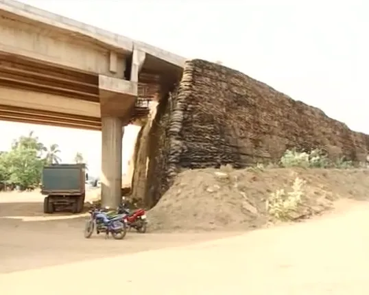 ପୁରୀ ସମଯାଜପୁର ରେଳ ଓଭରବ୍ରିଜରେ ବିପଦ : ପୁରୀ ପାର୍ଶ୍ୱ ରାସ୍ତା ଦବିଲା ୪ ଇଂଚ୍