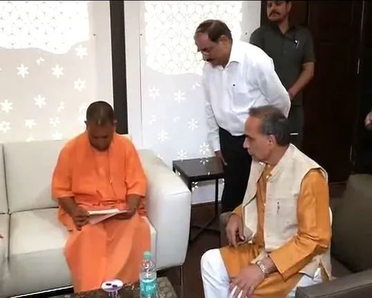 ୩ ଟଙ୍କାରେ ଜଳଖିଆ ୫ ଟଙ୍କାରେ ପେଟପୁରା ଭୋଜନ! ଉତ୍ତତରପ୍ରଦେଶରେ ଆରମ୍ଭ ହେଲା ଅନ୍ନପୂର୍ଣା କ୍ୟାଂଟିନ୍