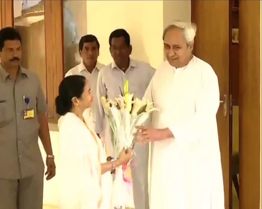 ନବୀନ ନିବାସରେ ମମତା ! ଧର୍ମନିରପେକ୍ଷ ଦଳଙ୍କୁ ଏକାଠି ହେବାକୁ ଦେଲେ ଆହ୍ୱାନ