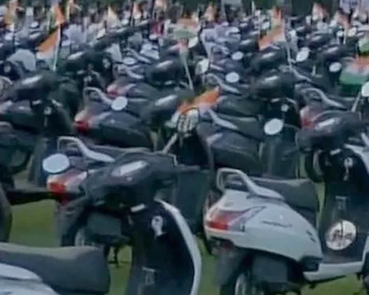 କର୍ମଚାରୀଙ୍କୁ ସ୍କୁଟି ଉପହାର ! ସୁରଟର ହୀରା ବ୍ୟବସାୟୀଙ୍କ ବଦାନ୍ୟତା !