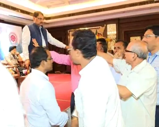 ଭୁବନେଶ୍ୱର ବାର କାଉନସିଲ ଜାତୀୟ ସମ୍ମିଳନୀରେ ମୁହାଁମୁହିଁ ପରିସ୍ଥିତି : ଚେୟାରମ୍ୟାନଙ୍କୁ ବାହାର କଲେ ଓକିଲ