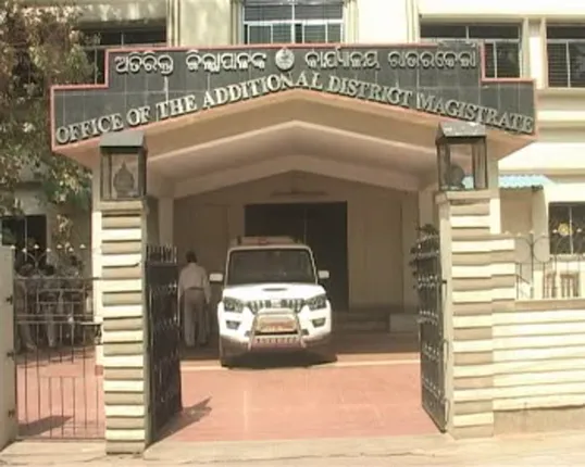 ବତିକୁ ନେଇ ବିବାଦ ! ନାଲିବତି ଗାଡିକୁ ନେଇ ଏବେ ବି କିଛି ଅଧିକାରୀଙ୍କ ତୁଟୁନି ମୋହ