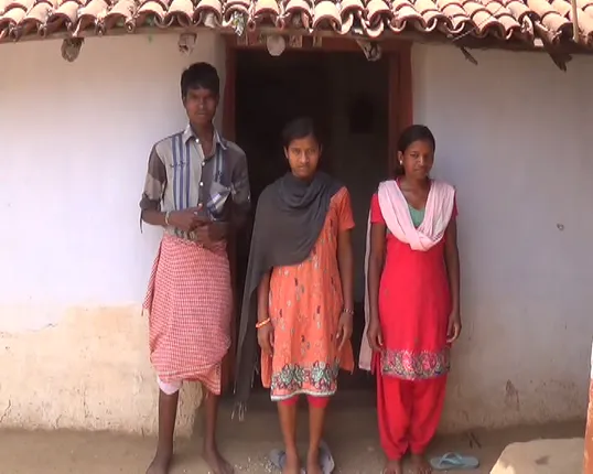 କେନ୍ଦୁଝର : ଅନାଥ ଅସହାୟ ଅବସ୍ଥାରେ ରୋଗୀଣା ଭାଇ ଓ ଭଉଣୀକୁ ବଂଚାଇବାକୁ ପର ଘରେ ମୁଲ ଲାଗୁଛି ଘରର ବଡ଼ ଝିଅ