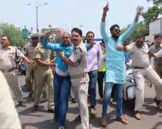 ରାଜନୀତିରେ ବାଣୀବିହାର ! ପ୍ରବଳ ବିରୋଧ ଭିତରେ କାର୍ଯ୍ୟକ୍ରମରେ ଯୋଗଦେଲେ ମୁଖ୍ୟମନ୍ତ୍ରୀ