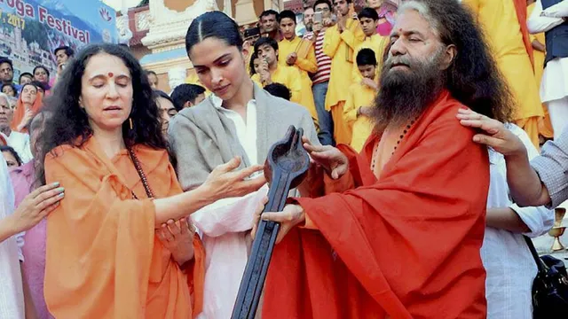 ପବିତ୍ର ଧାମ ଋଷିକେଶରେ ବଲିଉଡ ଦିଭା ଦୀପକା ପାଦୁକୋନ ! ଗଙ୍ଗା ଆରତୀରେ ହେଲେ ସାମିଲ