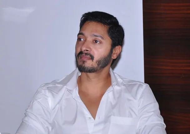 ଇଂରାଜୀ ଭାଷାରେ ଦୁର୍ବଳତା କାରଣରୁ ସାଥୀଙ୍କ ଗ୍ରହଣରେ ‘ଆଉଟସାଇଡର’ ଥିଲେ ଶ୍ରେୟସ ତଲପଡେ !