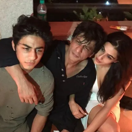 ଶାହାରୁଖ, ଆର୍ଯ୍ୟନ ଓ ସାରା ଖାନଙ୍କ ଫଟୋ ଭାଇରାଲ ! କରଣଙ୍କ ଜନ୍ମଦିନରେ ବଡ ଷ୍ଟାର ରହିଗଲେ ପଛରେ