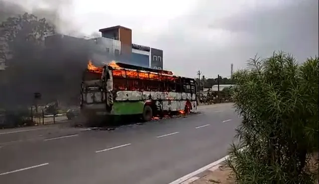 ରାସ୍ତା ଉପରେ ଜଳିଗଲା ବସ୍ ! ବାଇକ୍ ସହ ଧକ୍କା ପରେ ଘରୋଇ ବସରେ ଲାଗିଲା ନିଆଁ