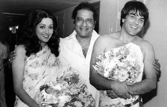 ଯେବେ ଅନ୍ତରଙ୍ଗ ମୁହୂର୍ତ୍ତରେ ଧରାପଡିଥିଲେ ଧର୍ମେନ୍ଦ୍ର ଓ ହେମା! ଜାଣନ୍ତୁ ତାପରେ କଣ ହେଲା . . . .