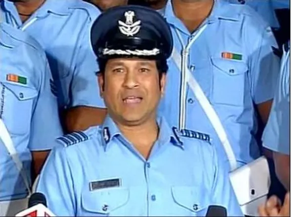 ସଚିନଙ୍କ ଫିଲ୍ମର ହେଲା ସ୍ୱତନ୍ତ୍ର ସ୍କ୍ରିନିଂ ! ଏୟାରଫୋର୍ସ ଯବାନଙ୍କ ସହ ନଜର ଆସିଲେ ତେନ୍ଦୁଲକର