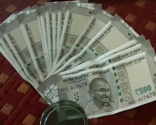 ଭିଜିଲାନ୍ସ ଜାଲରେ ବାଲିକୁଦା ତହସିଲ ଅଫିସର କିରାଣି ! ୧୦ ହଜାର ଟଙ୍କା ଲାଂଚ ନେଉଥିଲାବେଳେ ବନ୍ଧାହେଲେ ମନୋରଂଜନ