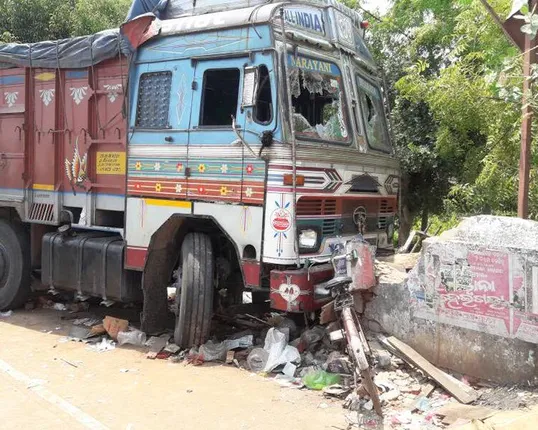 ଜଗତସିଂହପୁରରେ ହିଟ୍ ଆଣ୍ଡ ରନ୍ ! ଉଠା ଫଳ ଦୋକାନ ଉପରକୁ ମାଡିଗଲା ଟ୍ରକ