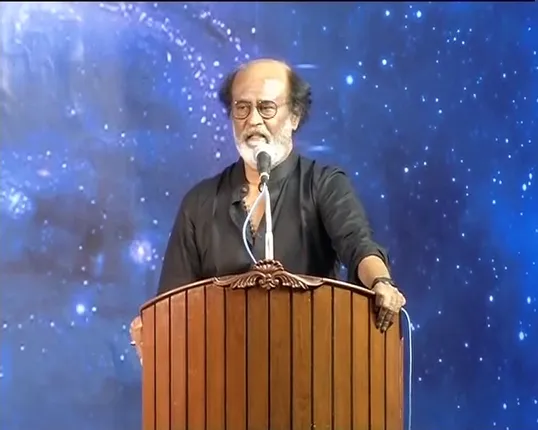 ୮ବର୍ଷ ପରେ ଫ୍ୟାନଙ୍କୁ ଭେଟିଲେ ତାମିଲ ସୁପରଷ୍ଟାର ରଜନୀକାନ୍ତ : କହିଲେ, ତାଙ୍କ ନାଁକୁ ବ୍ୟବହାର କରୁଛନ୍ତି ରାଜନୈତିକ ଦଳ