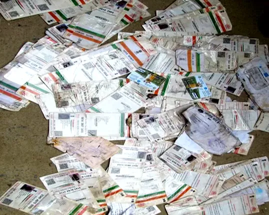 ପୋଖରୀରୁ ମିଳିଲା ବସ୍ତାବସ୍ତା ଚିଠି ଓ ଆଧାରକାର୍ଡ ! ସୋନପୁର ଦିଗସରାର ପୂର୍ବତନ ପୋଷ୍ଟମାଷ୍ଟର ଅଟକ