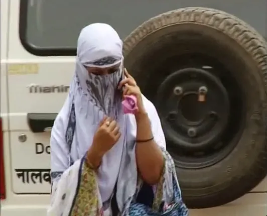 ମଝି ରାତିର ଫୋନ କଲ୍ ! ମହିଳା କର୍ମଚାରୀଙ୍କୁ ଯୌନ ସଂପର୍କ ପାଇଁ ପକାଉଥିଲେ ଚାପ . . ଜାଣନ୍ତୁ କିଏ ସେହି ବସ୍