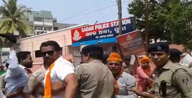 ରଥଯାତ୍ରା ସ୍ୱତନ୍ତ୍ର ସମୀକ୍ଷା ବୈଠକକୁ ଯିବା ସମୟରେ ମୁଖ୍ୟମନ୍ତ୍ରୀଙ୍କୁ ବିରୋଧ ! କଳାପତକା ପ୍ରଦର୍ଶନ, ବିଜେପି କର୍ମୀ ଓ କଂଗ୍ରେସ କର୍ମୀ ଅଟକ