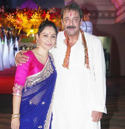 ହାତ ରନ୍ଧା ଖାଦ୍ୟ ଖାଇବାକୁ ଦେଇ ଜିତିଥିଲେ ମୁନ୍ନାଭାଇଙ୍କ ମନ! ସି ଗ୍ରେଡ୍ ସିନେମାରୁ ସଞ୍ଜୟଙ୍କ ପତ୍ନୀ . . ପଢନ୍ତୁ ମାନ୍ୟତାଙ୍କ ଜୀବନ ଯାତ୍ରା