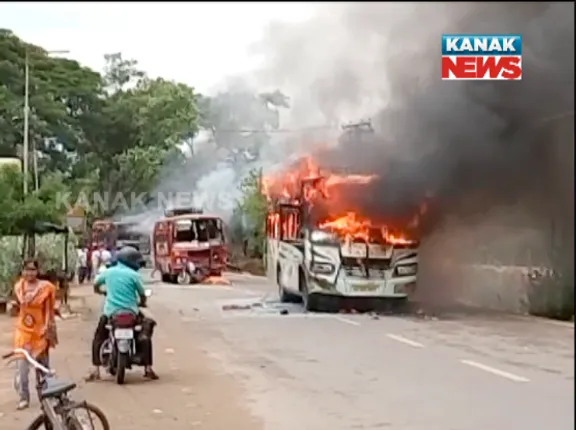 ପିପିଲି ହାଟଛକ ନିକଟରେ ବସ୍ ଧକ୍କାରେ ଦମ୍ପତି ମୃତ : ୩ଟି ବସ୍ ଜାଳିଦେଲେ ଉତ୍ତ୍ୟକ୍ତ ଲୋକେ