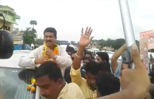 କେନ୍ଦ୍ରାପଡା : ମିଶ୍ରଣ ପର୍ବରେ ଯୋଗ ଦେବା ପାଇଁ ସଭାରେ ପହଂଚିଲେ କେନ୍ଦ୍ରମନ୍ତ୍ରୀ ଧର୍ମେନ୍ଦ୍ର ପ୍ରଧାନ