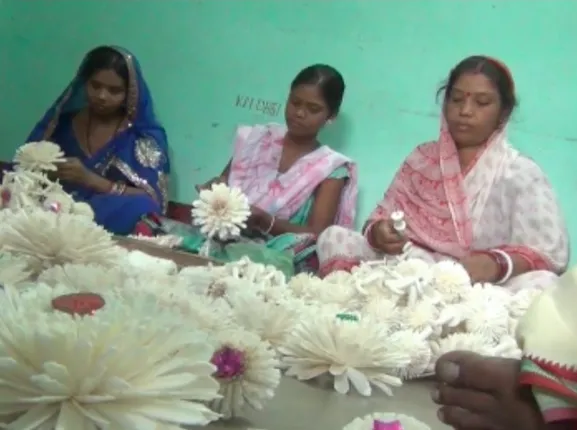 ରାତିପାହିଲେ ଘୋଷଯାତ୍ରା : ତିନି ରଥକୁ ସଜେଇବା ପାଇଁ ସୋଲଫୁଲ ଯୋଗାଉଛନ୍ତି ଏହି ନିଆରା ସେବକ ପରିବାର