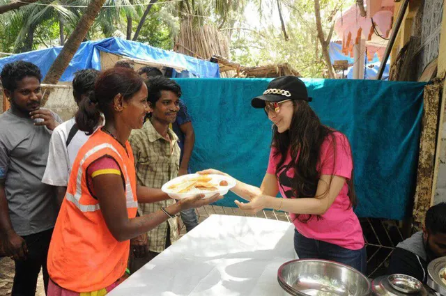 ଗରିବଙ୍କୁ ଖାଇବାକୁ ଦେଇ ଅମିଷା ପାଳିଲେ ଜନ୍ମଦିନ !