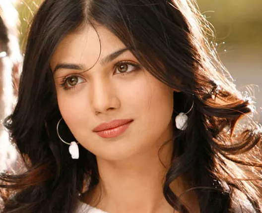 ଫେରୁଛନ୍ତି ଅଭିନେତ୍ରୀ ଆୟେଶା ! ଫିଲ୍ମ ନୁହେଁ ଆଲବମରେ ଦେଖାଇବେ କମାଲ୍