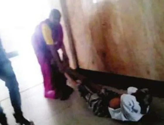 ସରକାରୀ ଡାକ୍ତରଖାନାରେ ଅବ୍ୟବସ୍ଥା ! ମିଳିଲାନି ଷ୍ଟେଚର , ମହିଳା ନିଜ ସ୍ୱାମୀଙ୍କୁ ଚଟାଣରେ ଘୋଷାଡି ନେଲେ ଏକ୍ସ-ରେ କୋଠରୀକୁ