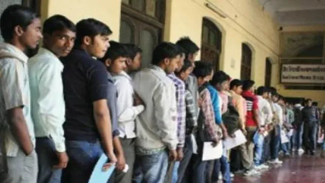 ଚପରାସୀ ପଦ ପାଇଁ ପିଏଚଡି, ଏମବିଏ ଏବଂ ଏମଏ ପାସ୍ ପ୍ରାର୍ଥୀ କଲେ ଆବେଦନ ! ଏହା କଣ ସେହି ‘ଅଚ୍ଛେ ଦିନ୍’ ଯାହାର ସ୍ୱପ୍ନ ଦେଖାଇଥିଲେ ମୋଦି . .