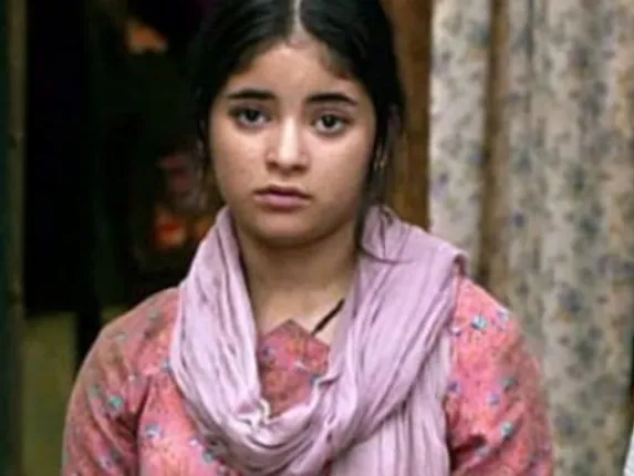 ମୃତ୍ୟୁ ମୁଖରୁ ବଂଚିଗଲେ ‘ଦଙ୍ଗଲ’ ଅଭିନେତ୍ରୀ ଜାୟରା ! ଗୀତା ଫୋଗାଟଙ୍କ ପିଲାବେଳର ଭୂମିକାରେ ନଜର ଆସିଥିଲେ