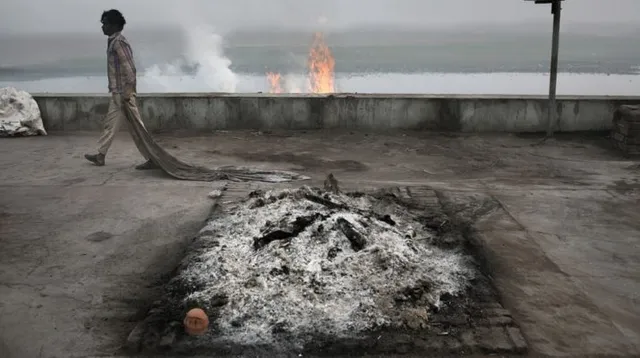 କାହିଁକି ଶ୍ମଶାନ ଘାଟକୁ ମହିଳାଙ୍କ ଯିବା ନିଷେଧ ? ଜାଣନ୍ତୁ ଏହାର ୪ଟି ବଡ଼ କାରଣ