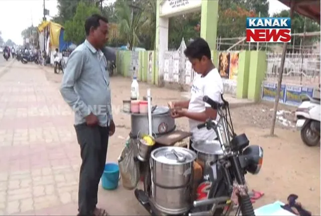 ୧୨ବର୍ଷର ନାବାଳକ କାନ୍ଧରେ ପରିବାରର ବୋଝ ! ଦହିବରା ବିକ୍ରି କରି ବାପାଙ୍କ ଚିକିତ୍ସା ପାଇଁ ଅର୍ଥ ଯୋଗାଉଛି ହୃଦରୋଗୀ ସୋନୁ