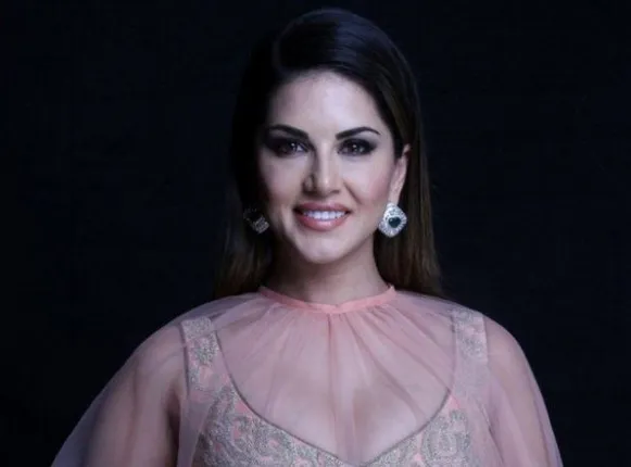 ବିମାନ ଦୁର୍ଘଟଣାରୁ ବର୍ତ୍ତିଗଲେ ସନ୍ନି ଲିୟୋନି ! ଟ୍ୱିଟ୍ କରି ଜଣାଇଲେ ପୂରା ଘଟଣା