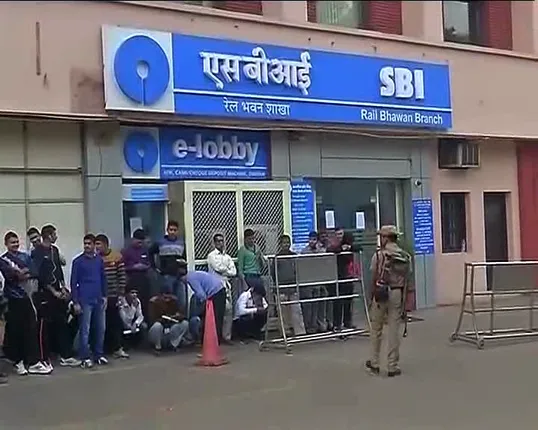 କ୍ୟାମ୍ପ ଲଗାଇ ଋଣ ବାଣ୍ଟୁଛି ଏସବିଆଇ ! ସମସ୍ତଙ୍କୁ ପାଇଁ ସୁବର୍ଣ୍ଣ ସୁଯୋଗ, ଆପଣ ବି ଲାଭ ଉଠାନ୍ତୁ