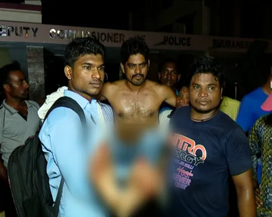 ଥାନାରେ ଚାନ୍ଦା ମାଗିବା ଅଭିଯୋଗ ! ଯୁବକଙ୍କୁ ଘରୁ ଟେକି ନେଇ ନିସ୍ତୁକ ପିଟିଲା ପୁଲିସ୍