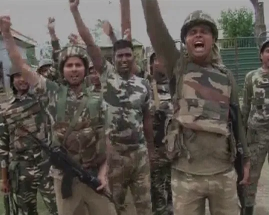 ଜମ୍ମୁ-କାଶ୍ମୀର ବାନ୍ଦିପାରା ଜିଲ୍ଲାରେ ସିଆରପିଏଫ କ୍ୟାମ୍ପ ଉପରେ ଆତଙ୍କବାଦୀ ଆକ୍ରମଣ ! ପ୍ରତି ଜବାବରେ ୪ ଆତଙ୍କବାଦୀ ମୃତ