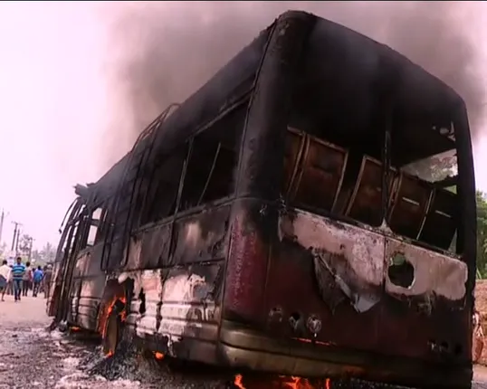 ପିପିଲିରେ ଉତ୍ତ୍ୟକ୍ତ ଲୋକଙ୍କ ଲଙ୍କାକାଣ୍ଡ ! ପୁଣି ଏକ ବସରେ ଲଗାଇଲେ ନିଆଁ, ୨ ଘଂଟାରେ ୪ଟି ବସ୍ ପାଉଁଶ