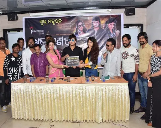 ‘ଅଜାତଶତ୍ରୁ’ର ସୁଟିଂ ସେଟରେ ଗଣ୍ଡଗୋଳ ! ସମୟ ଓ ପାଉଣା ନେଇ ଅଭିନେତା ଓ ଅଭିନେତ୍ରୀଙ୍କୁ ପ୍ରଯୋଜକଙ୍କ ଆକ୍ରମଣ ଓ ଦୁର୍ବ୍ୟବହାର ଅଭିଯୋଗ