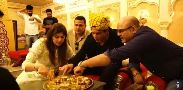 ମହାରାଜା ଲୁକରେ ନଜର ଆସିଲେ କିଙ୍ଗ୍ ଖାନ୍ ! ରାଜକୀୟ ଅନ୍ଦାଜରେ ସୁନା ଥାଳିରେ ଖାଇଲେ ଖାଦ୍ୟ