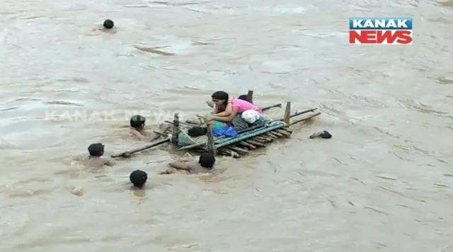 କଲ୍ୟାଣସିଂହପୁର ପଂଚାୟତ ପୁରୁଣାଭଟ୍ଟା ଗାଁର ଅଭାବନୀୟ ଘଟଣା ! ବାଉଁଶ ଭେଳା ସାହାଯ୍ୟରେ ନଦୀ ପାରି ହେଲେ ପ୍ରସୂତି