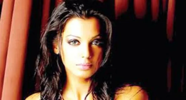 ପେଟ୍ରୋଲ ବିକୁଥିଲେ ଅଭିନେତ୍ରୀ ମୁଗ୍ଧା !