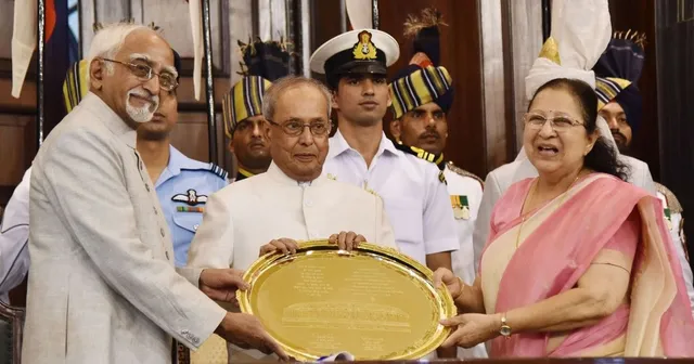 ଅବସର ନେଲେ ପ୍ରଣବ ମୁଖାର୍ଜୀ ! ବିଦାୟୀ ରାଷ୍ଟ୍ରପତିଙ୍କୁ ସଂସଦରେ ଦିଆଗଲା ସମ୍ବର୍ଦ୍ଧନା