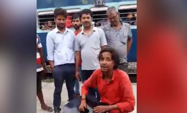 ରେଳ ଷ୍ଟେସନରେ ଗୀତ ଗାଇ ଚର୍ଚ୍ଚିତ ହେଲେ ଯୁବକ ! ସୋସିଆଲ ମିଡିଆରେ ଭାଇରାଲ ଭିଡିଓ