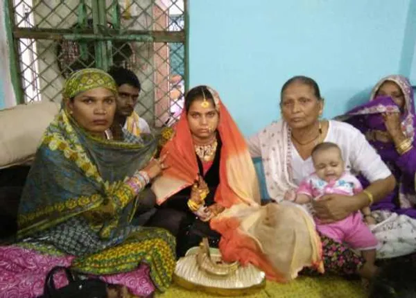 ଟ୍ରାନ୍ସଜେଣ୍ଡର୍ କଲେ ଅନାଥ ଯୁବତୀଙ୍କ ବିବାହ ! ବାପା ମା’ଙ୍କ ପରି ରୀତିନୀତି ସହ ଶାଶୁଘରକୁ କଲେ ବିଦା