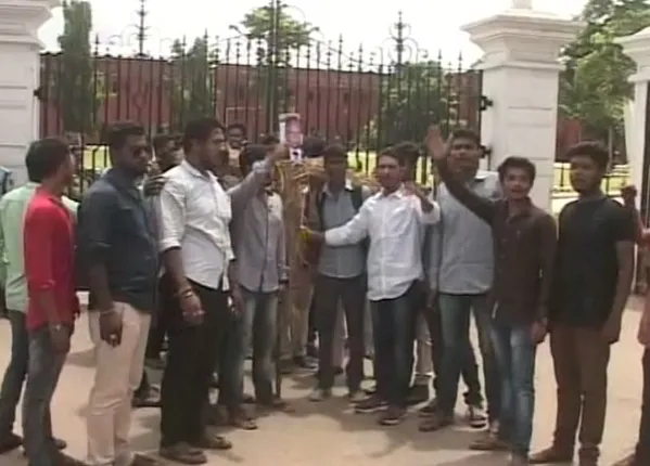 ଛାତ୍ର ସଂସଦ ନିର୍ବାଚନକୁ ନେଇ ରେଭେନ୍ସାରେ ଛାତ୍ର ଅଶାନ୍ତି !