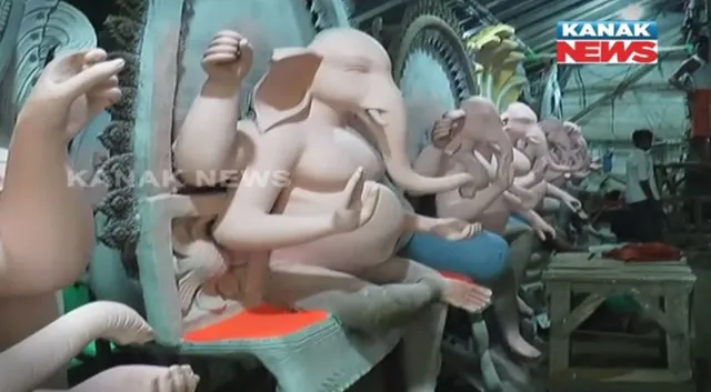 ବାହୁବଲୀ ରୂପରେ ନଜର ଆସିବେ ଗଜାନନ ! ମୂର୍ତ୍ତି ତିଆରିରେ ବ୍ୟସ୍ତ ଅସ୍ତରଙ୍ଗ କାରିଗର