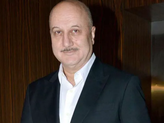 ମୁମ୍ବାଇରେ ପ୍ରବଳ ବର୍ଷାରେ ଫସିଗଲା ଅନୁପମ ଖେରଙ୍କ କାର୍ !