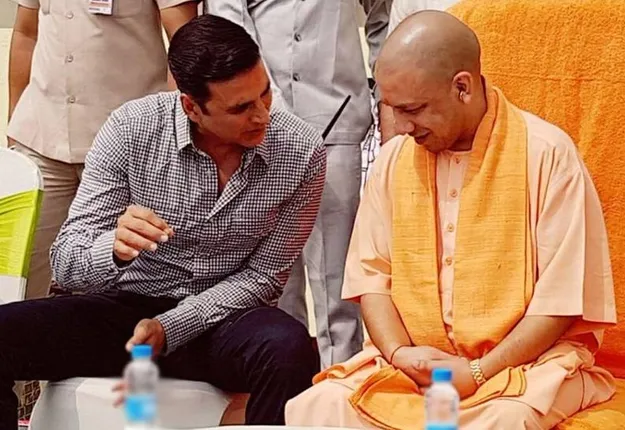 ରାସ୍ତାରେ ଝାଡ଼ୁ ମାରିଲେ ଖିଲାଡ଼ି ଅକ୍ଷୟ କୁମାର : ହେଲେ ଉତ୍ତରପ୍ରଦେଶ ସ୍ୱଚ୍ଛ ଭାରତର ବ୍ରାଣ୍ଡ ଆମ୍ବାସାଡର